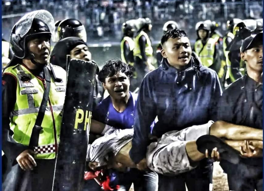 Tragedi Kanjuruhan: Dua pegawai bola sepak Indonesia dipenjara 18 bulan 