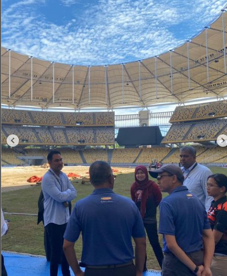 Hans Isaac pantau proses penanaman rumput SNBJ